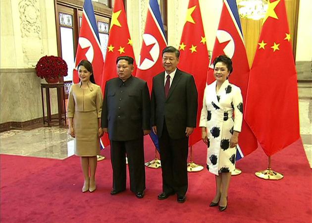 Le président chinois Xi Jinping, son épouse Peng Liyuan, le dirigeant nord-coréen Kim Jong Un et son épouse Ri Sol Ju, le 28 mars 2018, lors de la première visite à l'étranger de Kim Jong Un. [CCTV / CCTV/AFP/Archives]
