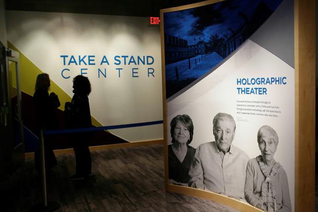 Les hologrammes en 3D font partie de l'exposition "Take a Stand Center" au musée de l'Holocauste de l'Illinois à Skokie, près de Chicago [Joshua Lott / AFP]