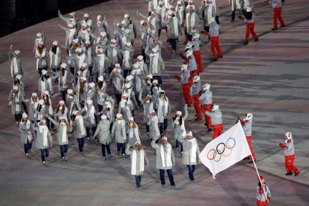 La délégation des Athlètes olympiques de Russie défilent, derrière la bannière olympique, le 9 février 2018 à Pyeongchang [David J.PHILIP / POOL/AFP]