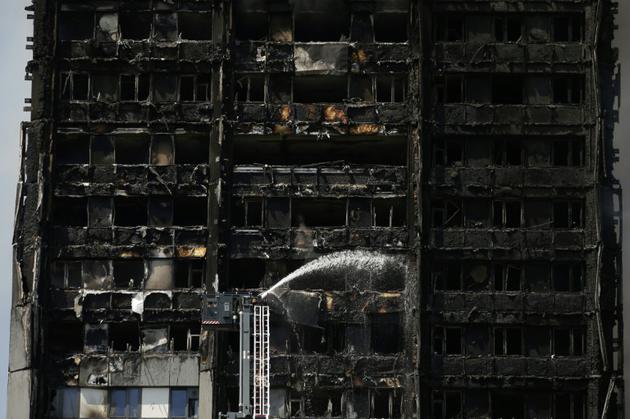 La tour Grenfell détruite par un incendie, le 14 juin 2017 à Londres [Daniel LEAL-OLIVAS / AFP/Archives]
