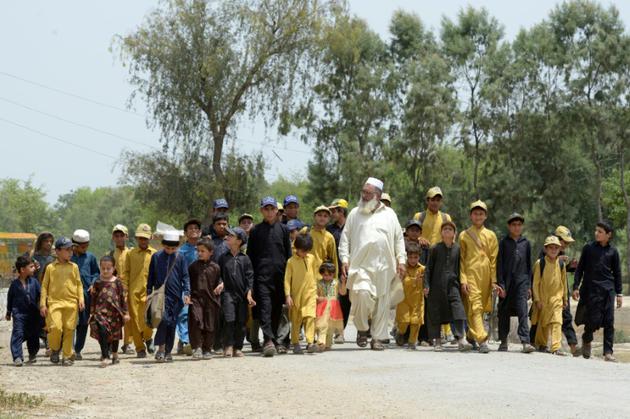 Gulzar Khan, 57 ans, père de 36 enfants de 3 femmes, revient de l'école le 20 mai 2017 à Bannu, au nord-ouest du Pakistan [ABDUL MAJEED / AFP]