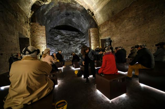 Des visiteurs portant des casques 3D découvrent l'antique demeure de Néron à Rome, le 22 mars 2017 [ANDREAS SOLARO / AFP]