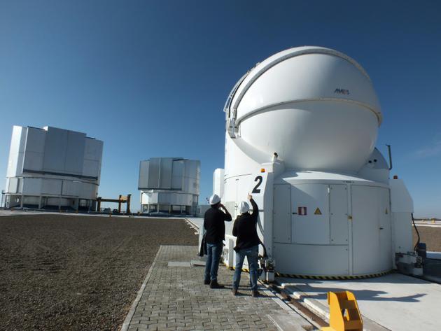 Des astronomes inspectent un télescope de l'observatoire de Paranal, au Chili, le 6 février 2018 [Miguel SANCHEZ / AFP]