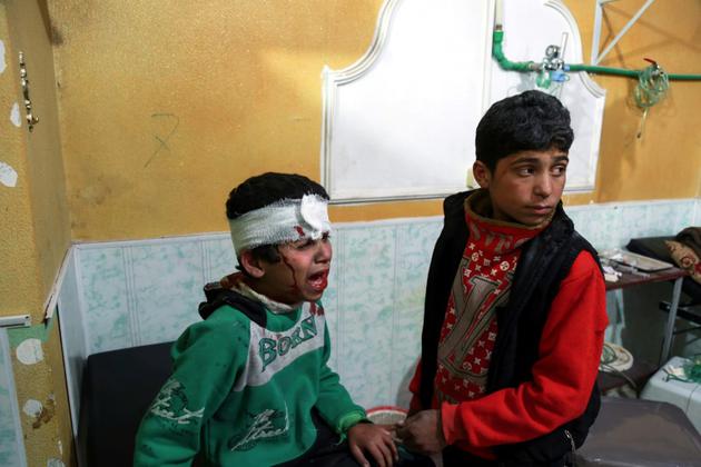 Un enfant syrien blessé pleure dans une clinique à Douma, dans la Ghouta orientale bombardée par le régime, le 24 février 2018 [HAMZA AL-AJWEH / AFP]