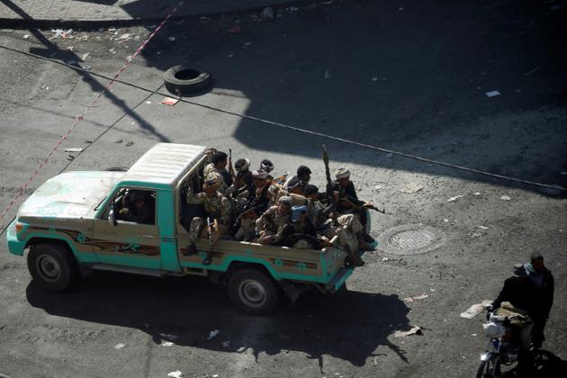 Des rebelles houthis en patrouille dans une rue de Sanaa, le 3 décembre 2017 au Yémen [Mohammed HUWAIS / AFP]