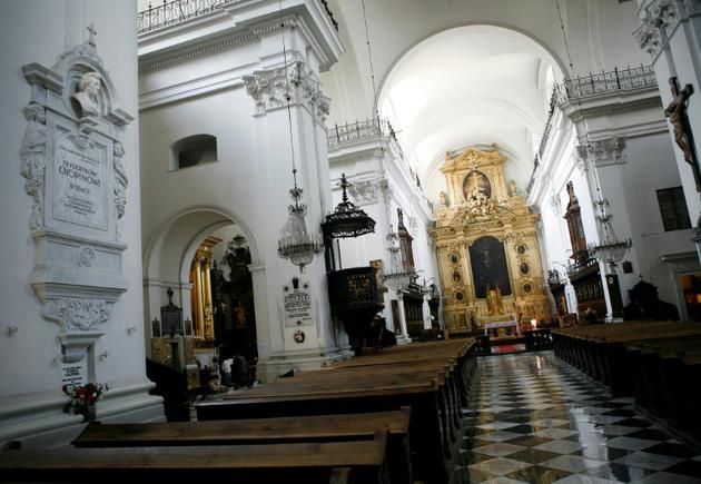 L'intérieur de l'église baroque de la Sainte-Croix où se trouve le cœur de Frédéric Chopin, préservé depuis 168 ans dans un flacon de cristal rempli d'un liquide de conservation, le 10 juin 2008 à Varsovie, en Pologne [WOJTEK RADWANSKI / AFP/Archives]