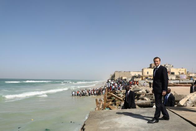 Le président français Emmanuel Macron marche sur le front de mer à Saint-Louis, le 3 février 2018, au dernier jour de sa visite au Sénégal. [ludovic MARIN / POOL/AFP]