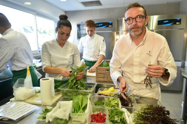 Le chef Sébastien Bras dans la cuisine de son restaurant Le Suquet, le 2 septembre 2017 à Laguiole, dans l'Aveyron [REMY GABALDA / AFP/Archives]
