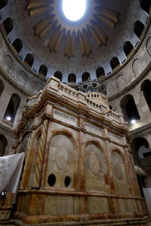 Le tombeau où le Christ a été enterré selon la tradition, paré de ses nouvelles couleurs dans l'église du Saint-Sépulcre à Jérusalem, le 20 mars 2017 [Gali TIBBON / AFP/Archives]