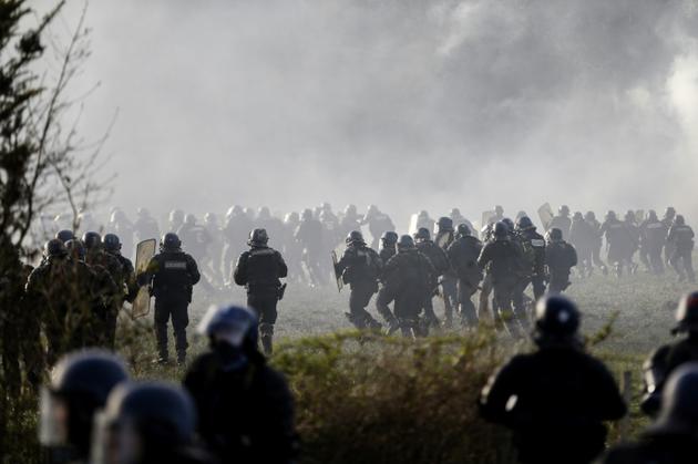 Des forces de l'ordre chargent contre des manifestants, le 15 avril 2018 lors d'une opération d'évacuation sur le site de la Zad de Notre-Dame-des-Landes  [CHARLY TRIBALLEAU / AFP]