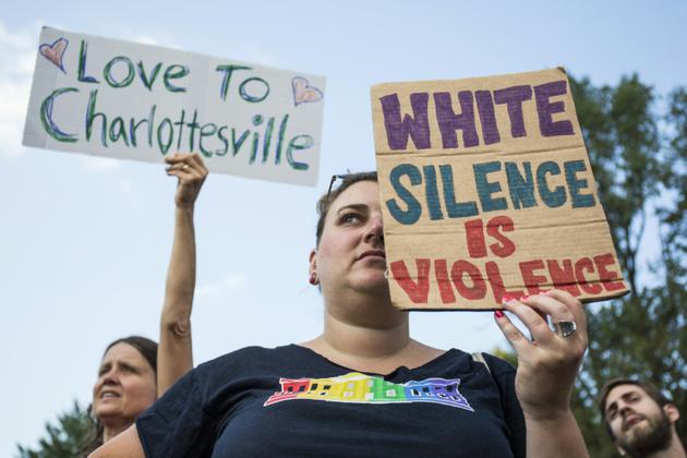 Manifestation aux abords de la Maison blanche, le 13 août 2017 à Washington, en réponse aux violences de Charlottesville</p>
<p> [ZACH GIBSON / AFP]