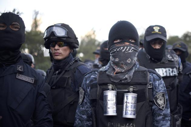 Manifestation de membres des "Cobras", les unités de la police anti-émeute, le 4 décembre 2017 à Tegucigalpa [JOHAN ORDONEZ / AFP]