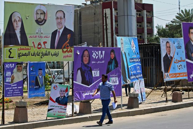 Des affiches des candidats aux élections législatives irakiennes dans une rue de Bagdad, le 19 avril 2018 [AHMAD AL-RUBAYE / AFP]