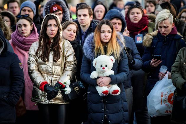 Des personnes rassemblées à Moscou, le 27 mars 2018, en hommage aux victimes de l'incendie d'un centre commercial à Kemerovo, en Sibérie [Mladen ANTONOV / AFP]