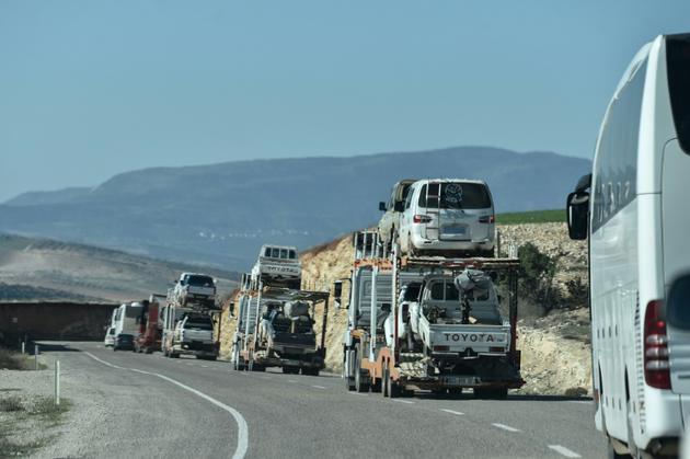 Un convoi militaire transportant des rebelles pro-turcs et leurs véhicules avance vers Kilis, près de la frontière avec la Syrie, lors de l'opération "Rameau d'olivier" contre les unités kurdes YPG, le 29 janvier 2018 [OZAN KOSE / AFP]
