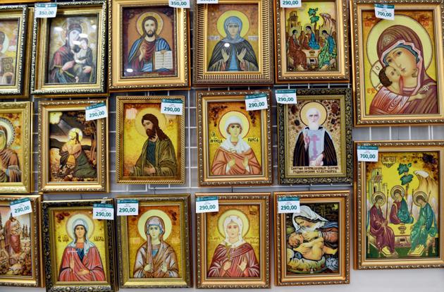 Des icônes faites avec de l'ambre dans une boutique à Rivne, dans le nord-ouest de l'Ukraine, le 21 septembre 2017 [Sergei SUPINSKY / AFP]