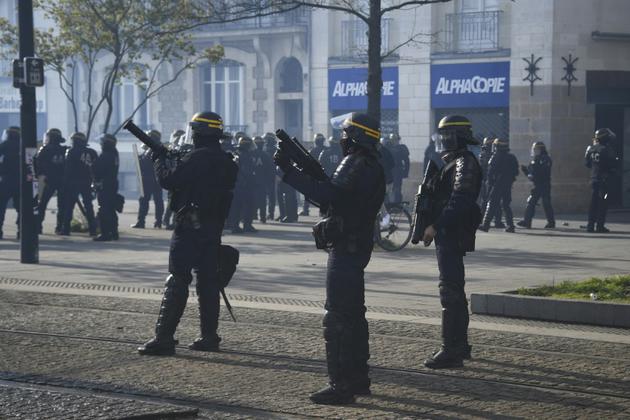 Important dispositif policier déployé à Nantes à l'occasion d'une manifestattion en soutien à la ZAD de Notre-Dame-de-Landes, le 14 avril 2018 à Nantes [Damien MEYER / AFP]
