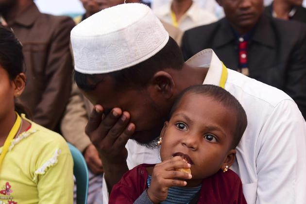 Un réfugié rohingya pleure avant de saluer le Pape François à l'occasion d'une rencontre interreligieuse organisée à Dacca le 1er décembre 2017 [MUNIR UZ ZAMAN / AFP]
