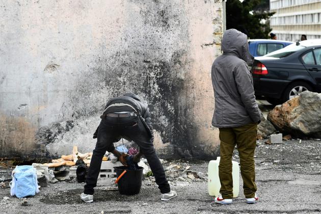 Des migrants à la cité des Kalliste, dans le nord de Marseille [BORIS HORVAT / AFP]
