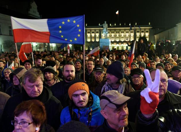 Des manifestants, réunis devant le palais présidentiel de Varsovie, et demandant "des tribunaux libres, des élections libres, une Pologne libre", le 24 novembre 2017 [JANEK SKARZYNSKI / AFP/Archives]