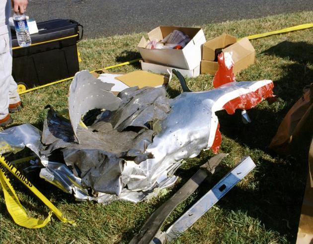 Photo publiée par le FBI le 31 mars 2017 de l'attentat du 11 septembre 2001 contre le Pentagone sur laquelle on voit des débris du vol 77 d'American Airlines [HO / FBI/AFP]