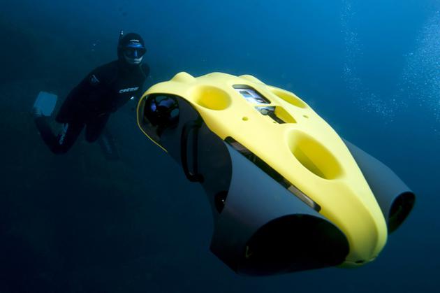 Le plongeur français Guillame Nery utilise le drone sous-marin "iBubble", à Nice, le 21 décembre 2017 [BORIS HORVAT / AFP]