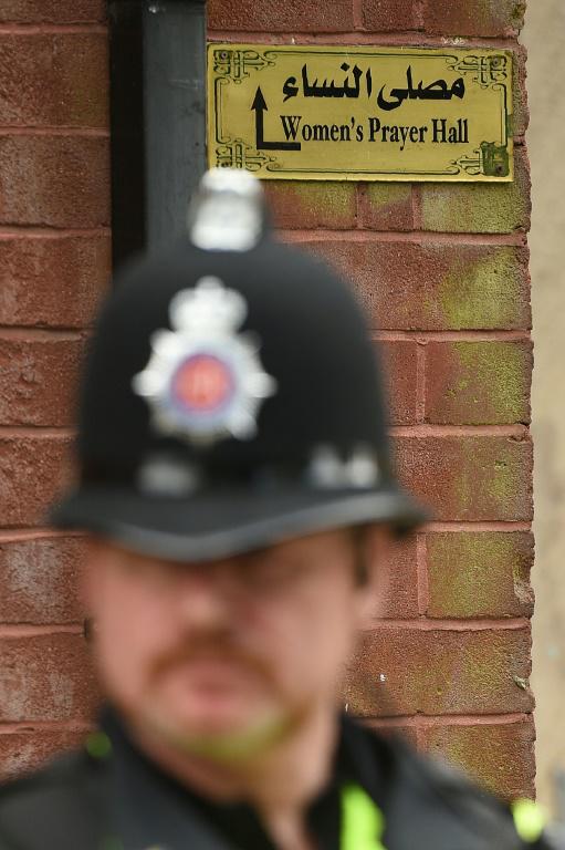Un officier de police se tient devant la mosquée de Didsbury à Manchester, le 24 mai 2017 [Oli SCARFF                           / AFP]