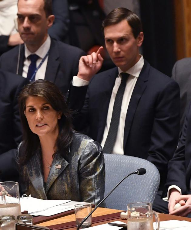 Nikki Haley, l'ambassadrice américaine à l'ONU s'adresse  devant le conseil de sécurité de l'ONU le 20 février 2018 à New York, assise devant Jared Kushner le gendre du président Trump [TIMOTHY A. CLARY / AFP]