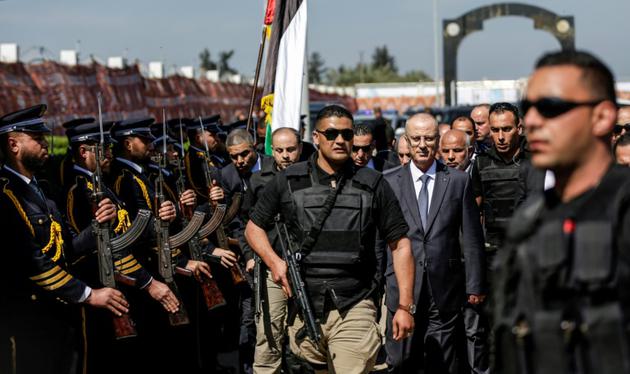 Photo du Premier ministre palestinien Rami Hamdallah et de ses gardes du corps lors d'une rare visite dans la bande de Gaza, le 13 mars 2018 [MAHMUD HAMS / AFP]