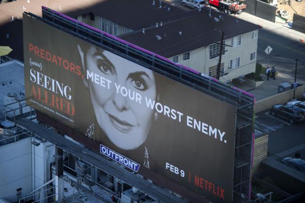 Un panneau publicitaire fait la promotion du documentaire "Seeing Allred" à Los Angeles le 8 février 2018 [Valerie MACON / AFP]