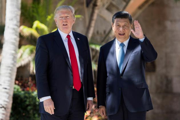 Le président américain Donald Trump (g) et son homologue chinois Xi Jinping à Mar-a-Lago, le 7 avril 2017 à West Palm Beach, en Floride [JIM WATSON / AFP/Archives]