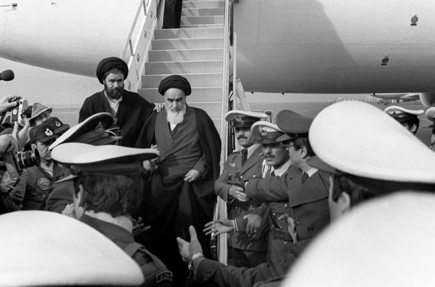L'ayatollah Ruhollah Khomeiny à son arrivée à l'aéroport de Téhéran en provenance de France, où il était en exil, le 1er février 1979 [GABRIEL DUVAL / AFP/Archives]