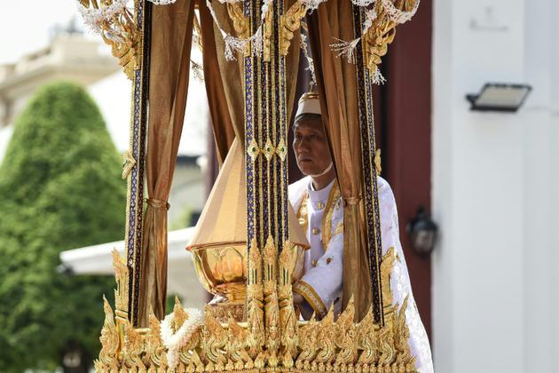 L'un des médecins royaux accompagne une urne funéraire contenant les cendres du roi Bhumibol Adulyadej, le 27 octobre 2017 lors de ses funérailles à Bangkok [Lillian SUWANRUMPHA / AFP]