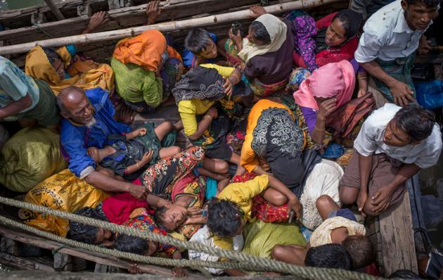 Des réfugiés rohingyas de Birmanie arrivent par bateau à Shah Parir Dwip, le 12 septembre 2017 au Bangladesh [Adib Chowdhury / AFP]