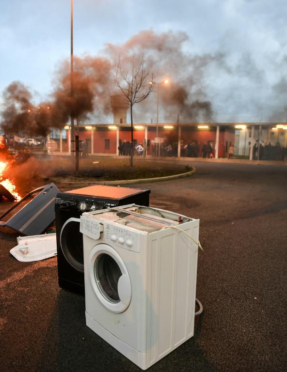 Des gardiens de prison bloquent l'entrée à Vendin-le-Vieil, dans le nord de la France, le 15 janvier 2018 [Denis Charlet / AFP]