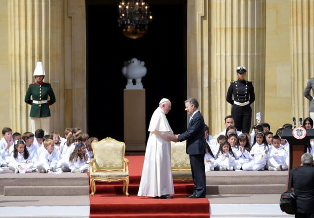 Le pape François (g) et le président colombien Juan Manuel Santos, le 7 septembre 2017 à Bogota [Raul ARBOLEDA / AFP]