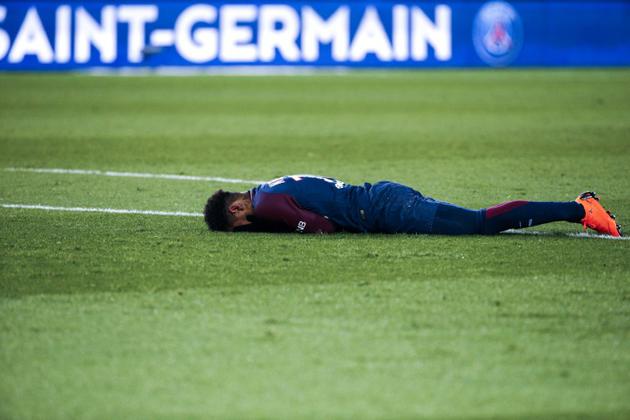 Neymar au sol blessé au pied droit lors du match du PSG contre Marseille en Ligue 1 le 25 février 2018 au Parc des Princes [GEOFFROY VAN DER HASSELT / AFP/Archives]