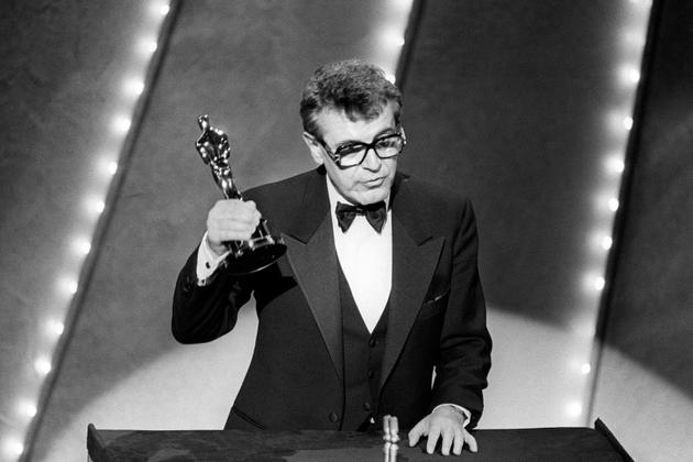 Le cinéaste tchèque Milos Forman brandit l'Oscar remporté à Hollywood le 25 mars 1985 pour son film "Amadeus" [- / AFP/Archives]