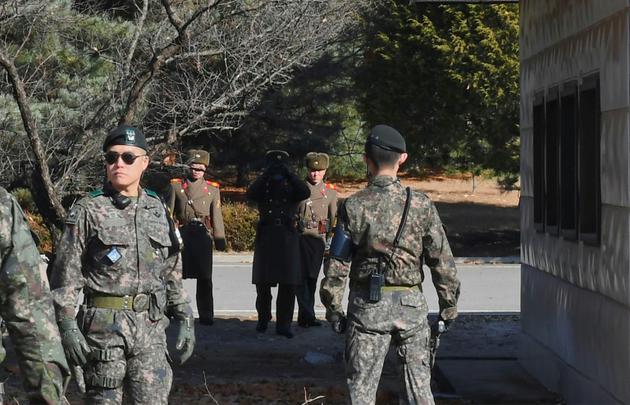 Des soldats nord-coréens et sud-coréens s'observent, dans le village de Panmunjom, dans la zone démilitarisée qui sépare les deux Corées le 27 novembre 2017 [- / KOREA POOL/AFP]