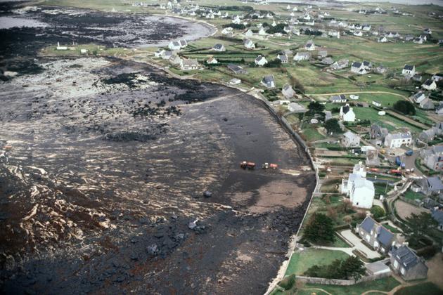 Vue aérienne des plages de Portsall, dans le Finistère, couvertes de pétrole après le naufrage de l'Acomo Cadiz, le 20 mars 1978 [JEAN-PIERRE PREVEL / AFP/Archives]