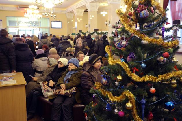 Des gens font la queue dans les bureaux de l'opérateur mobile Fenix à Donetsk, dans l'Est séparatiste prorusse de l'Ukraine, le 15 janvier 2018 [Aleksey FILIPPOV / AFP]
