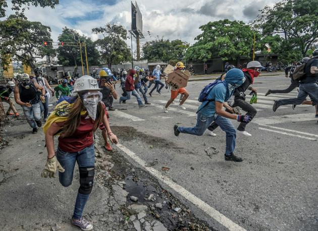 Heurts entre opposants au président vénézuélien Nicolas Maduro et forces de police, le 28 juillet 2017 à Caracas [JUAN BARRETO / AFP]