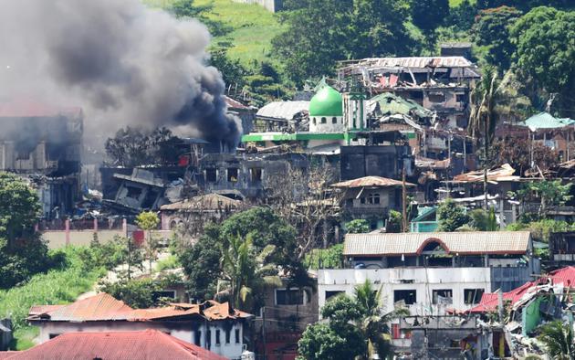 De la fumée s'échappe après un bombardement aérien sur les positions des insurgés jihadistes à Marawi, sur l'île de Mindanao (Philippines), le 26 juin 2017 [TED ALJIBE / AFP]