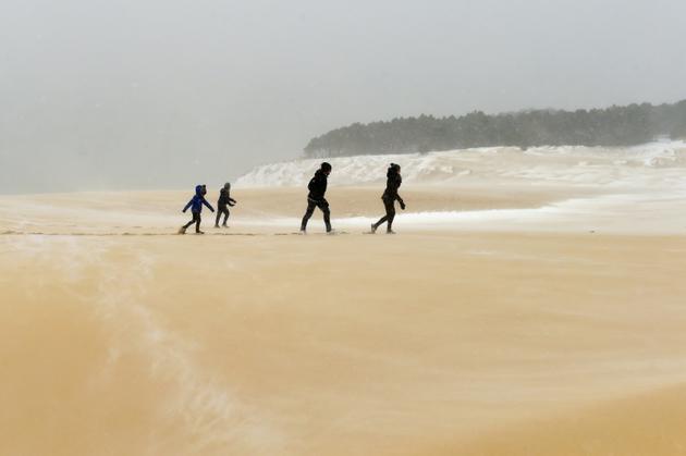 La dune du Pyla a été recouverte le 28 février d'une fine couche de neige [Nicolas TUCAT / AFP/Archives]