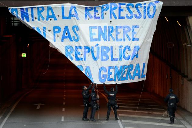 Les policiers évacuent une banderole lors de la grève générale à Barcelone, le 8 novembre 2017 [Josep LAGO / AFP]