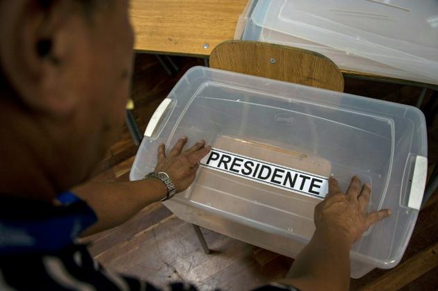 Une urne électorale dans un bureau de vote à Santiago, le 15 décembre 2017  [Martin BERNETTI / AFP]