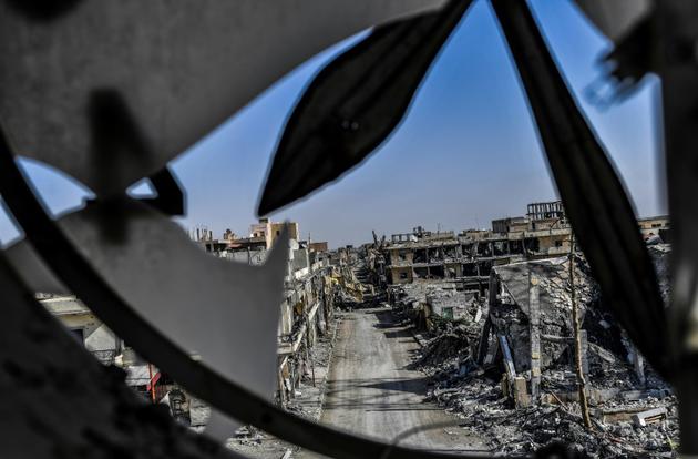 Une photo prise depuis la tour de l'Horloge à Raqa montre l'étendue des dégâts après les combats contre le groupe Etat islamique, le 21 octobre 2017 [BULENT KILIC / AFP]