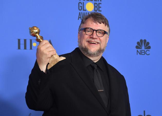 "La forme de l'eau" du mexicain Guillermo del Toro, ici à Beverly Hills le 7 janvier, un Golden Globe dans la main, et le drame acide "3 Billboards: Les panneaux de la vengeance" de Martin McDonagh partent avec une longueur d'avance [Frederic J. BROWN / AFP/Archives]