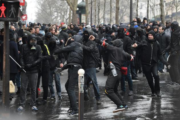 Jets de pierre contre les policiers à Paris le 22 mars 2018 [CHRISTOPHE ARCHAMBAULT  / AFP]