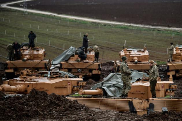 Des soldats turcs sur leurs chars stationnés près de la frontière syrienne à Hassa, dans la province d'Hatay, le 25 janvier 2018, au sixième jour de l'offensive turque lancée contre les forces kurdes du YPG  [OZAN KOSE / AFP]